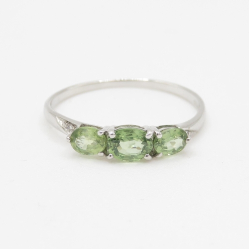 98 - 9ct white gold green gemstone trilogy dress ring w/ diamond set shoulders (1g) Size N 1/2