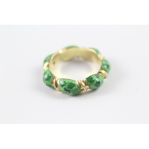 107 - 9ct gold green enamel band ring (5.6g) Size M 1/2