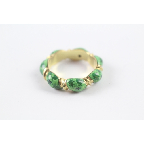 107 - 9ct gold green enamel band ring (5.6g) Size M 1/2