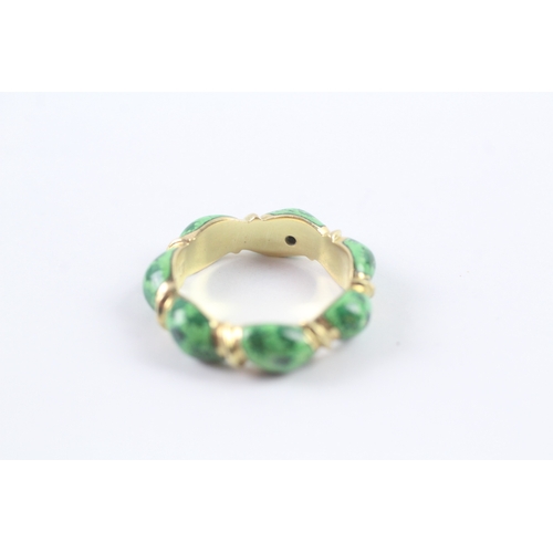 107 - 9ct gold green enamel band ring (5.6g) Size M 1/2