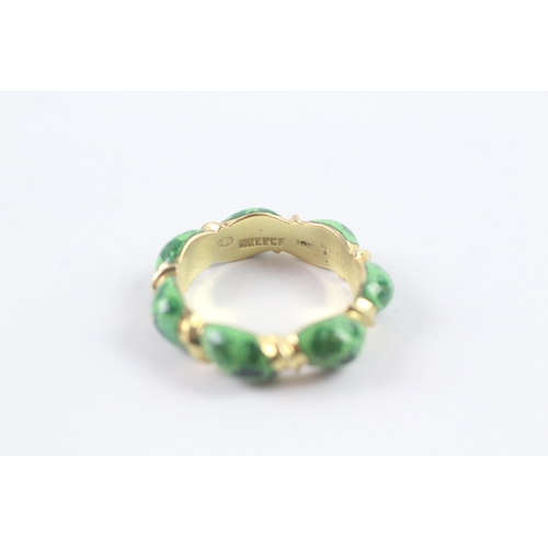 107 - 9ct gold green enamel band ring (5.6g) Size M 1/2