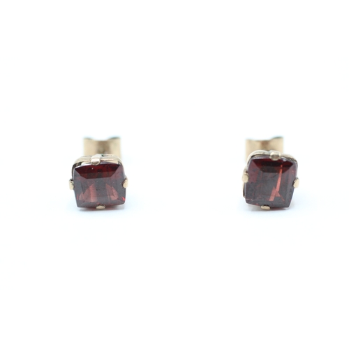 111 - 9ct gold garnet stud earrings (2g)