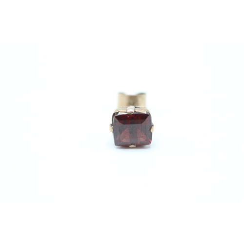 111 - 9ct gold garnet stud earrings (2g)