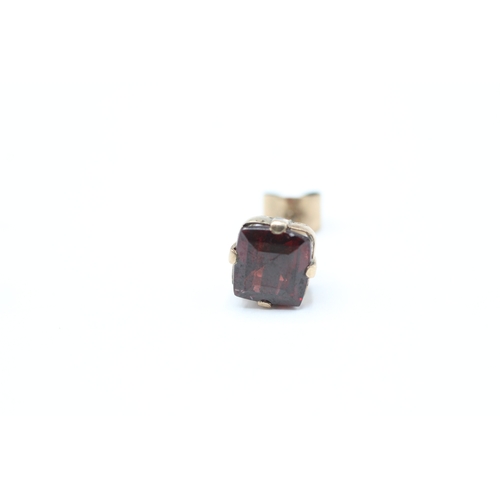 111 - 9ct gold garnet stud earrings (2g)