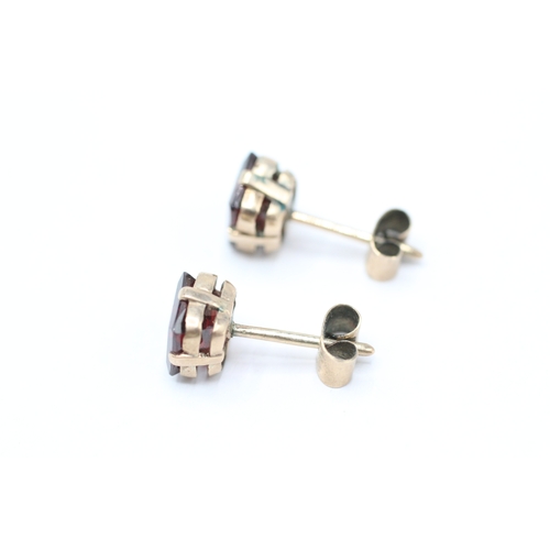 111 - 9ct gold garnet stud earrings (2g)