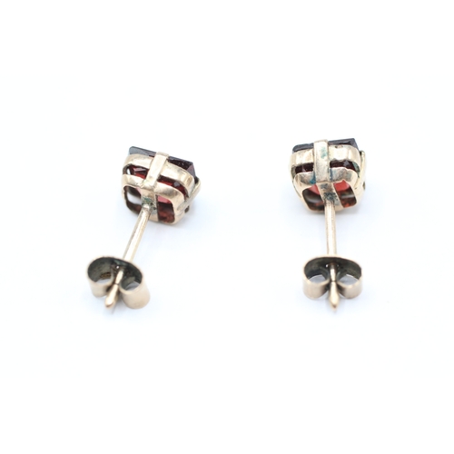 111 - 9ct gold garnet stud earrings (2g)