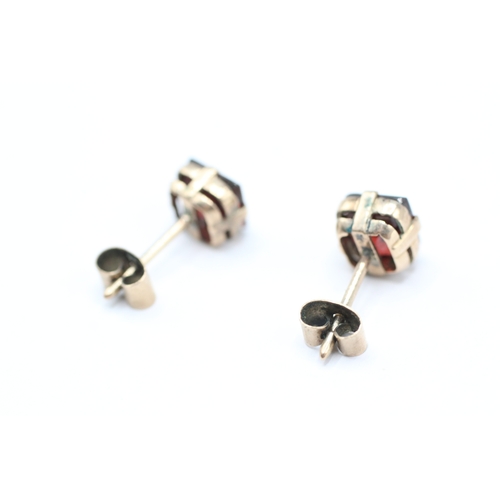 111 - 9ct gold garnet stud earrings (2g)