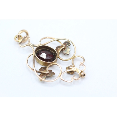 119 - 9ct gold garnet and pearl set pendant, as found (2g)