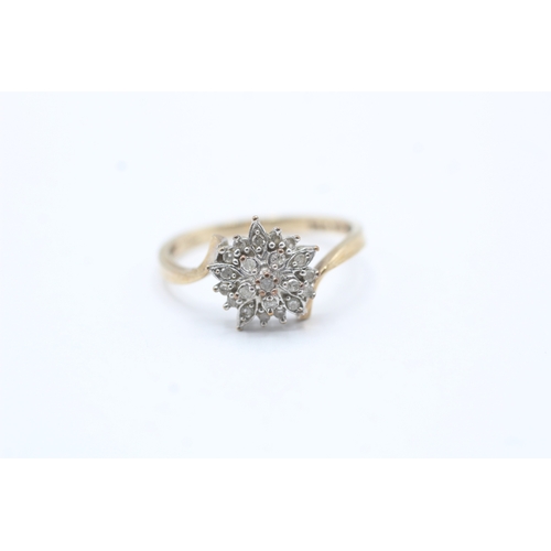 123 - 9ct gold diamond floral cluster ring (2.6g) Size P