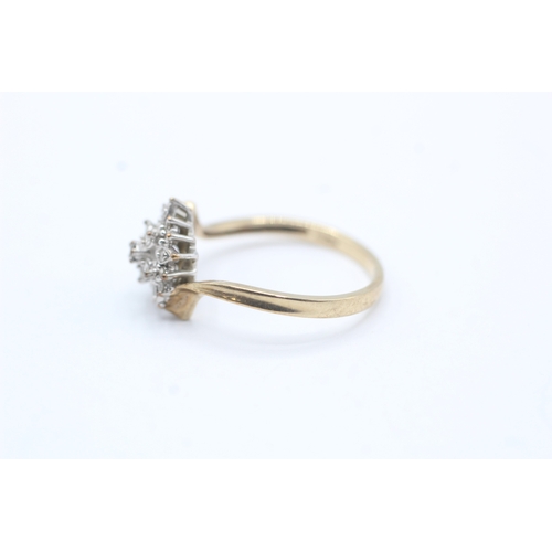 123 - 9ct gold diamond floral cluster ring (2.6g) Size P