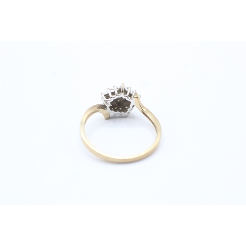 123 - 9ct gold diamond floral cluster ring (2.6g) Size P