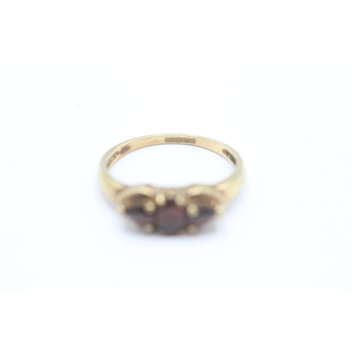 133 - 9ct gold vari-cut garnet trilogy ring (2.2g) Size Q