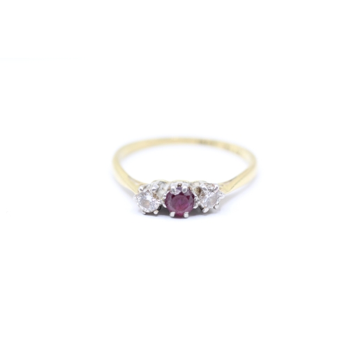 136 - 18ct gold diamond and red gemstone trilogy ring (2.1g) Size M 1/2