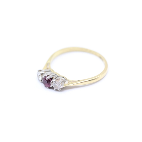 136 - 18ct gold diamond and red gemstone trilogy ring (2.1g) Size M 1/2