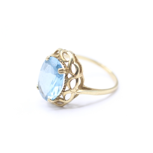 146 - 9ct gold blue gemstone cocktail ring (3.6g) Size Q 1/2