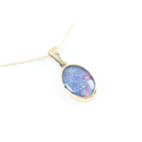 151 - 9ct gold opal triplet oval pendant necklace (2.9g)