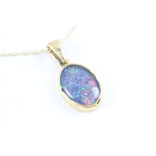 151 - 9ct gold opal triplet oval pendant necklace (2.9g)