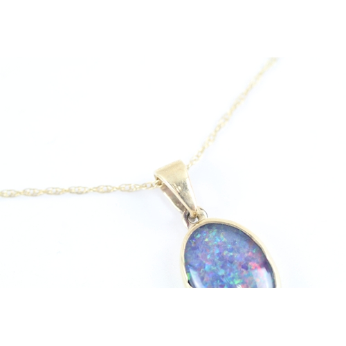 151 - 9ct gold opal triplet oval pendant necklace (2.9g)