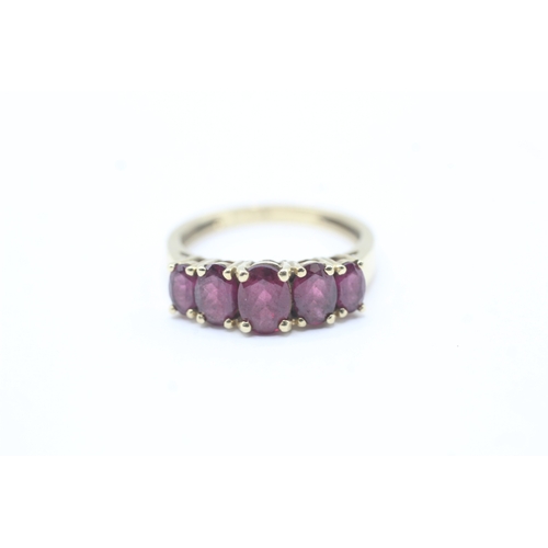 170 - 9ct gold oval cut purple gemstone five stone ring (2.7g) Size O 1/2