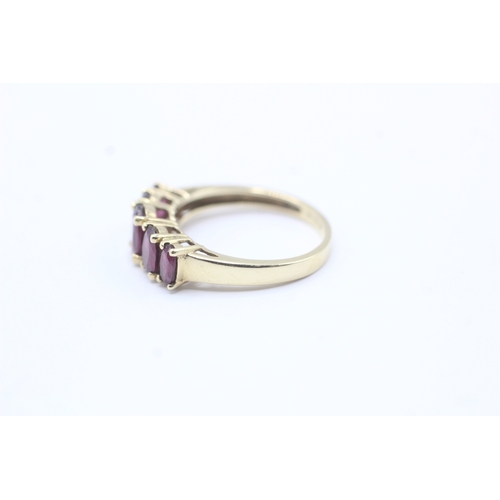 170 - 9ct gold oval cut purple gemstone five stone ring (2.7g) Size O 1/2