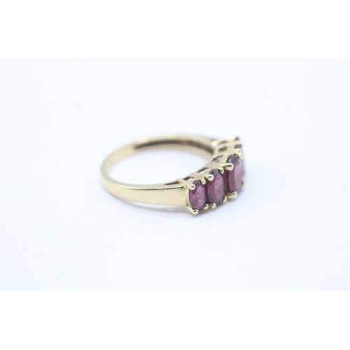 170 - 9ct gold oval cut purple gemstone five stone ring (2.7g) Size O 1/2