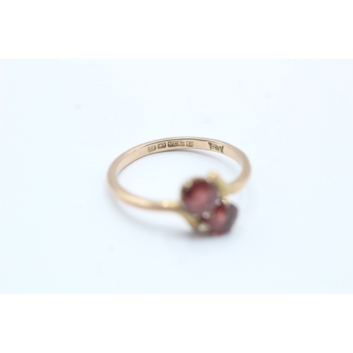 174 - 9ct gold vintage garnet toi et moi ring (1.7g)