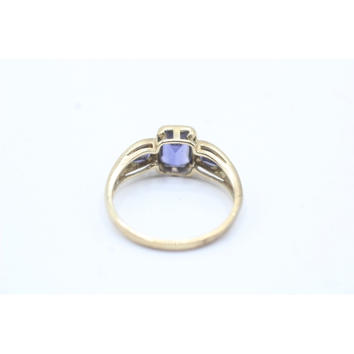 179 - 9ct gold vari-cut blue gemstone trilogy dress ring (2.3g) Size Q