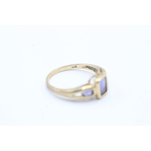 179 - 9ct gold vari-cut blue gemstone trilogy dress ring (2.3g) Size Q