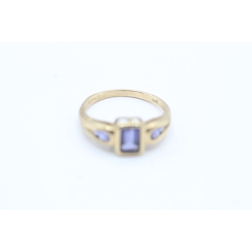 179 - 9ct gold vari-cut blue gemstone trilogy dress ring (2.3g) Size Q