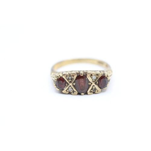 194 - 9ct gold diamond and garnet flat setting ring (2.7g) Size N