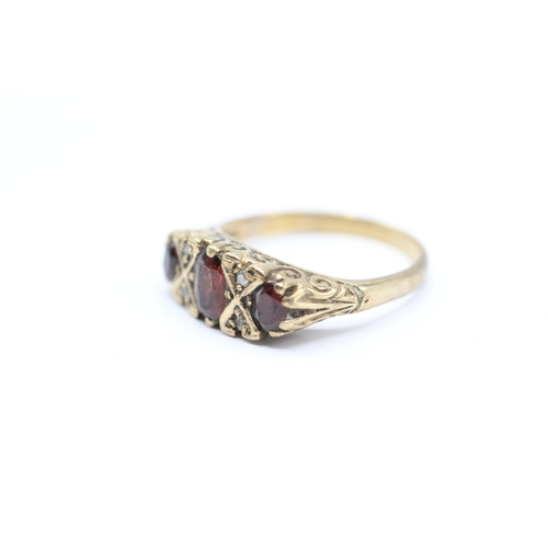 194 - 9ct gold diamond and garnet flat setting ring (2.7g) Size N