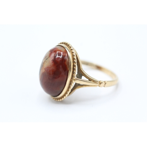 195 - 9ct gold agate dress ring (4.8g) Size P