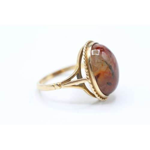 195 - 9ct gold agate dress ring (4.8g) Size P