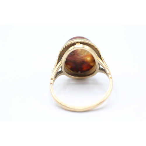 195 - 9ct gold agate dress ring (4.8g) Size P