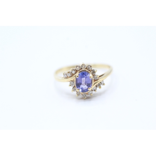 216 - 14ct gold diamond and tanzanite twist ring (2.2g) Size N