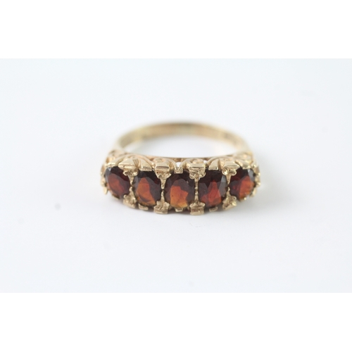 221 - 9ct gold garnet ring (3.9g) Size P