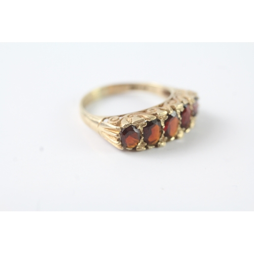 221 - 9ct gold garnet ring (3.9g) Size P