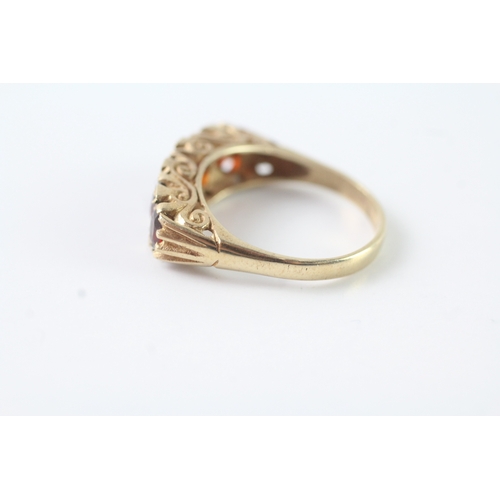 221 - 9ct gold garnet ring (3.9g) Size P