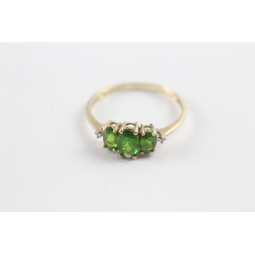 32 - 9ct gold green gemstone trilogy dress ring w/ diamond set shoulders (1.4g) Size P