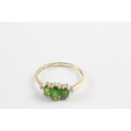 32 - 9ct gold green gemstone trilogy dress ring w/ diamond set shoulders (1.4g) Size P