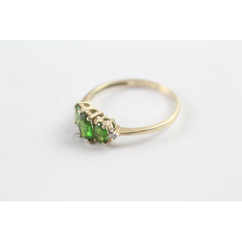 32 - 9ct gold green gemstone trilogy dress ring w/ diamond set shoulders (1.4g) Size P