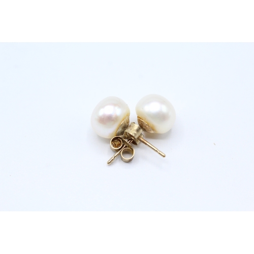 34 - 9ct gold x2 cultured pearl stud earrings (2.1g)