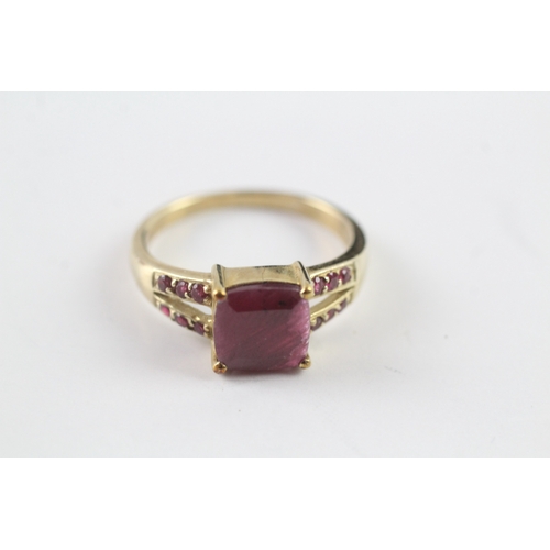 39 - 9ct gold red gemstone solitaire dress ring w/ red gemset split shoulders (3.6g) Size P