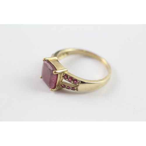 39 - 9ct gold red gemstone solitaire dress ring w/ red gemset split shoulders (3.6g) Size P