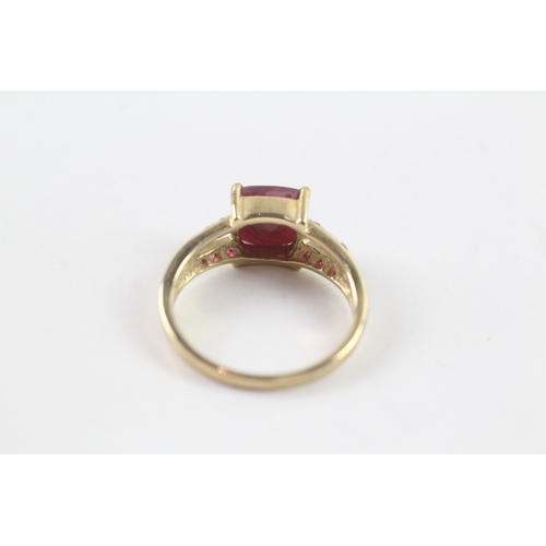 39 - 9ct gold red gemstone solitaire dress ring w/ red gemset split shoulders (3.6g) Size P