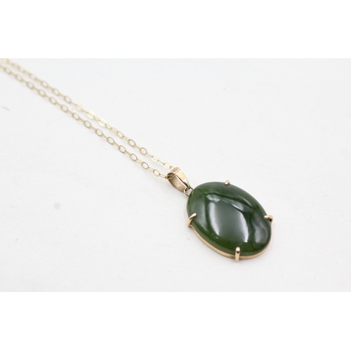 41 - 9ct gold nephrite pendant on chain (2g)