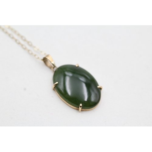 41 - 9ct gold nephrite pendant on chain (2g)