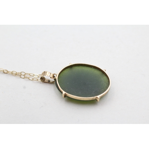 41 - 9ct gold nephrite pendant on chain (2g)