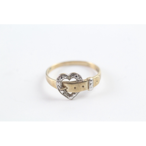 26 - 9ct gold vintage diamond heart shape buckle ring (1.2g) Size L