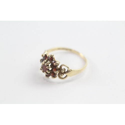 34 - 9ct gold vintage garnet cluster ring (1.6g) Size K